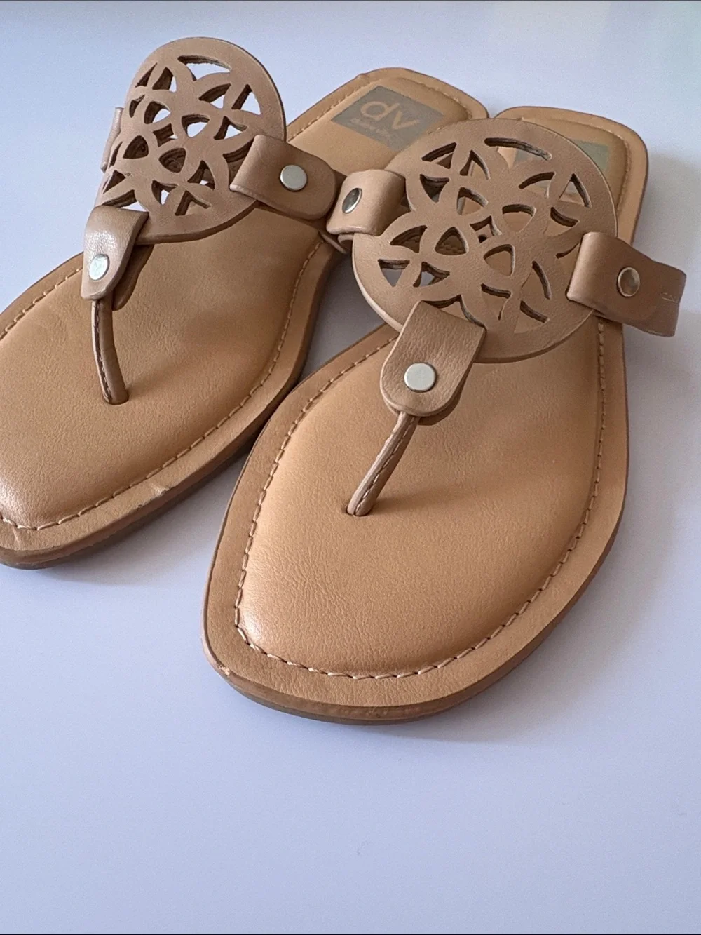 Dolce Vita Women's Tan Cutout Thong Sandals - Casual Slip-On Comfort size 6
